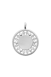 Collier personnalisable Rita en argent avec médaille au contour orné de motifs délicatement ajourés et sertis de zircons - Bijou sur fond blanc
