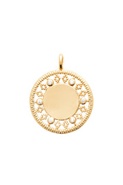 Collier personnalisable doré Rita avec médaille au contour orné de motifs délicatement ajourés et sertis de zircons - Bijou sur fond blanc