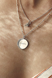 Médaille ronde Lyam asymétrique en argent à silhouette contemporaine ornée d'une demi-lune sertie de zircons pour gravure - Bijou porté