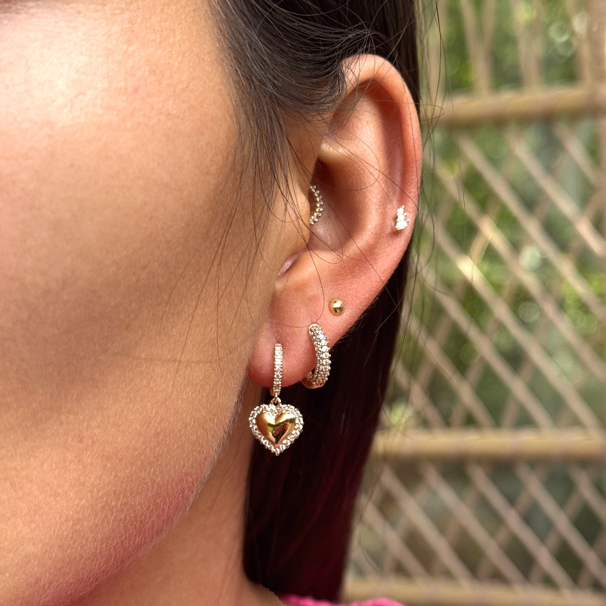 Mini créoles dorées coeur zircons GRACE - Bijou porté