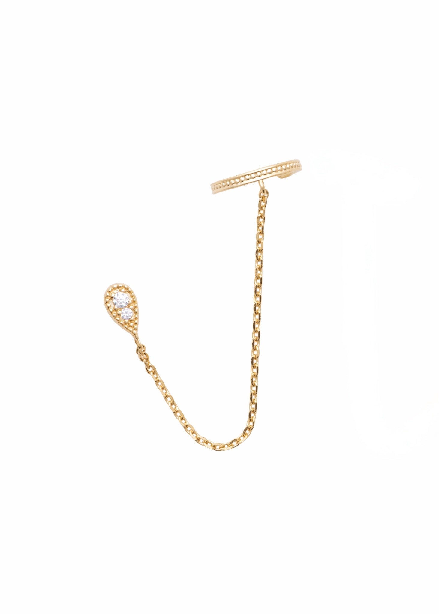 Boucle d'oreille monoboucle Adriana à l'unité dorée composée d’une puce en forme de goutte et d’une bague d’oreille reliées par une fine chaîne - Bijou sur fond blanc