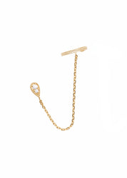 Boucle d'oreille monoboucle Adriana à l'unité dorée composée d’une puce en forme de goutte et d’une bague d’oreille reliées par une fine chaîne - Bijou sur fond blanc