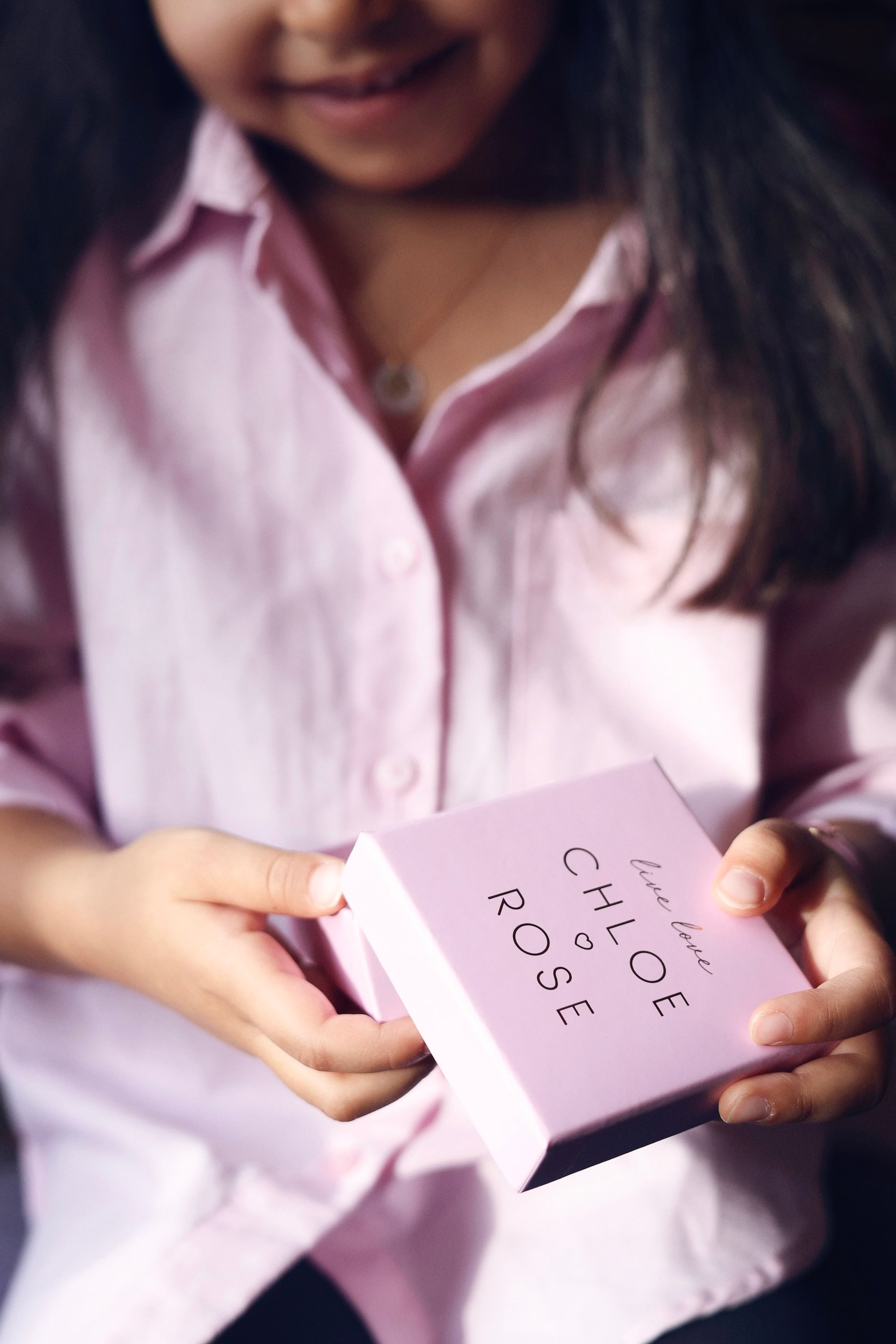 petite fille qui ouvre un écrin à bijou Chloé Rose
