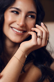 Bague chevalière dorée Laura pour gravure ronde avec contour strié - Bijou porté