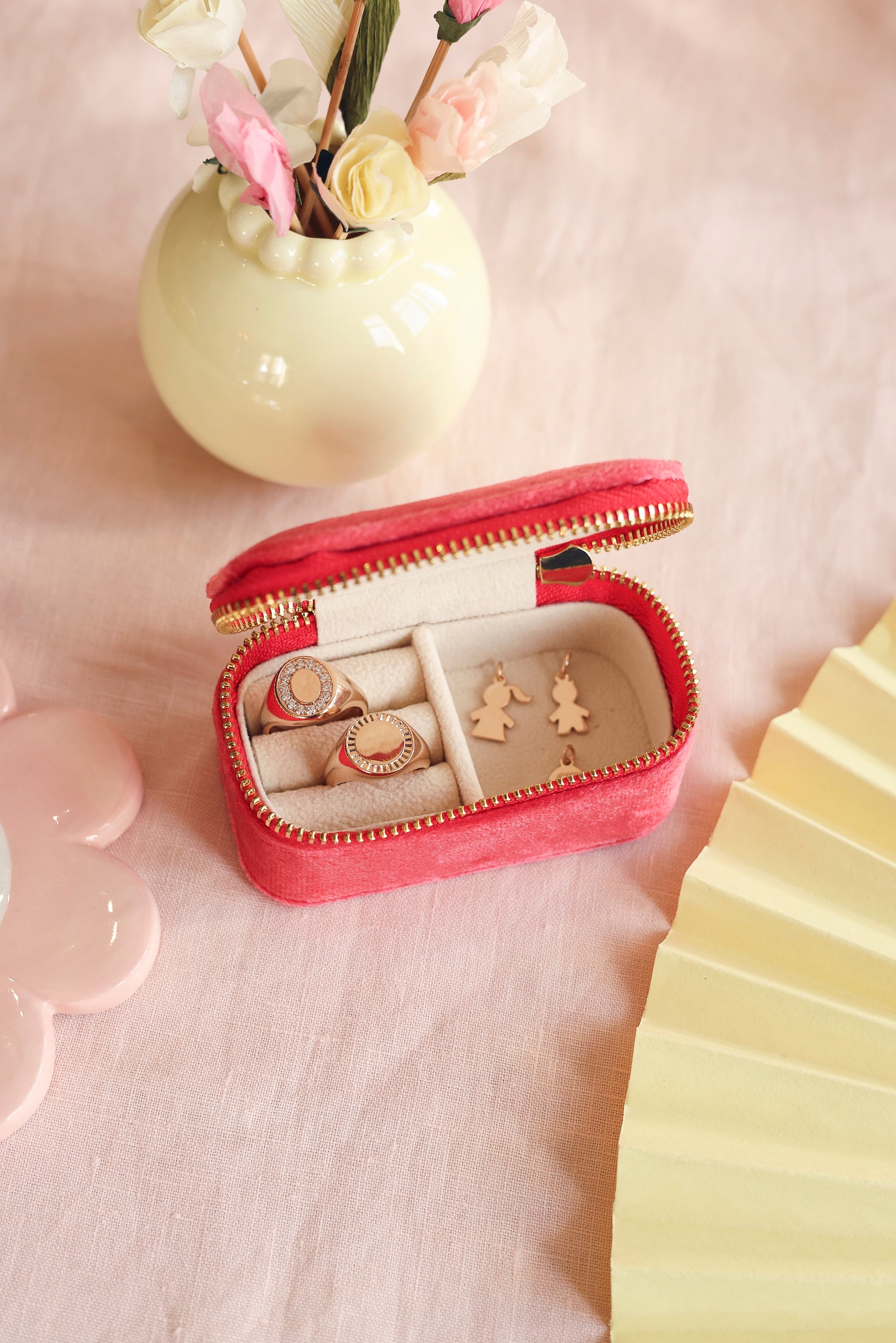 Bague chevalière dorée Laura pour gravure ronde avec contour strié - Bijou porté