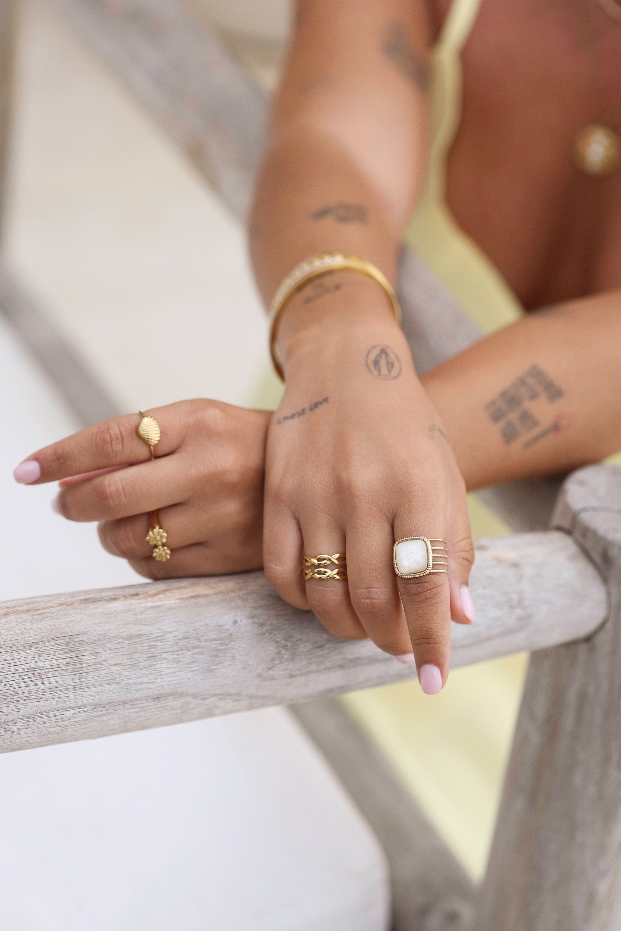 Bague dorée Aurore en nacre - Bijou porté