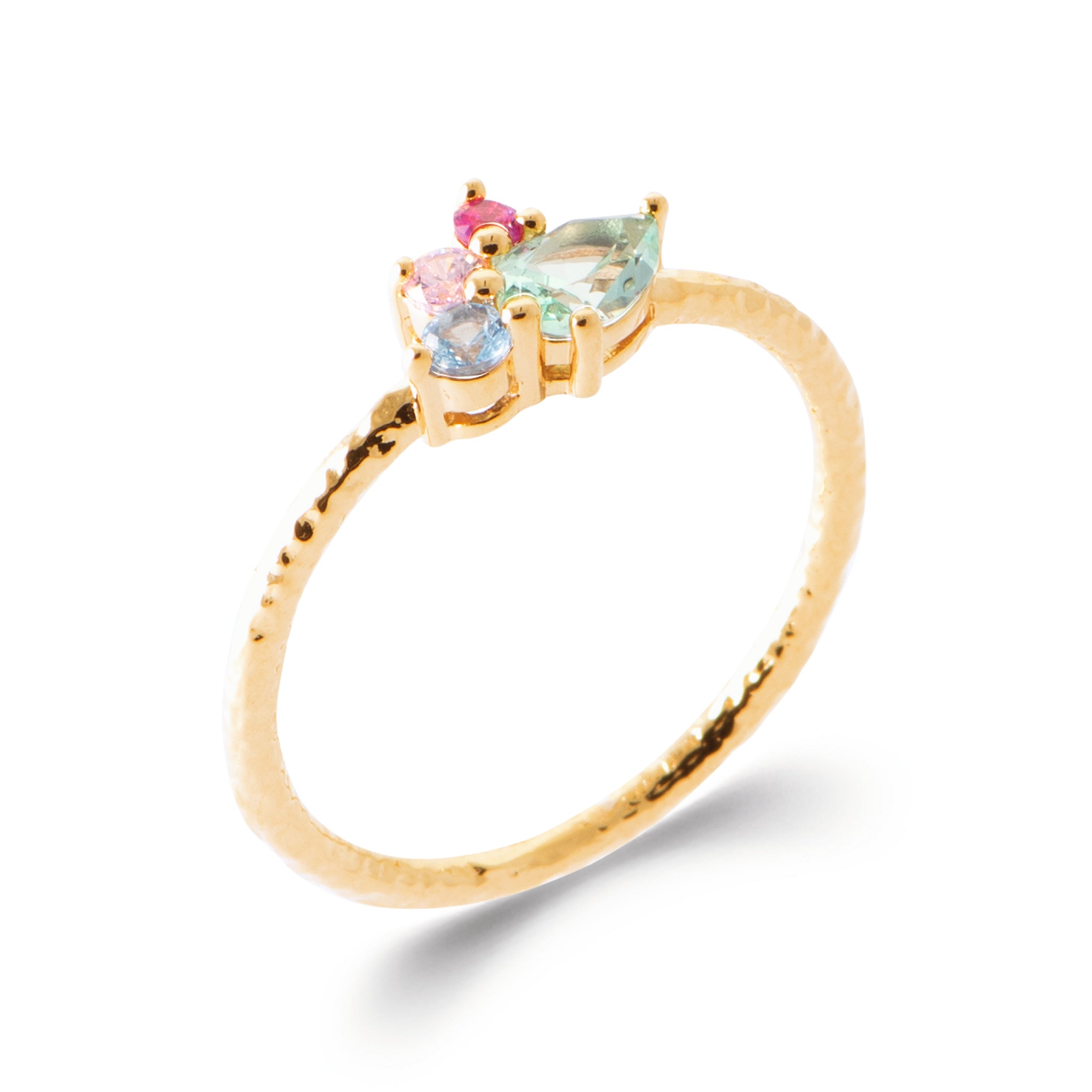 Bague dorée Lavinia anneau martelé avec zircons pastels - Bijou photographié sur fond blanc