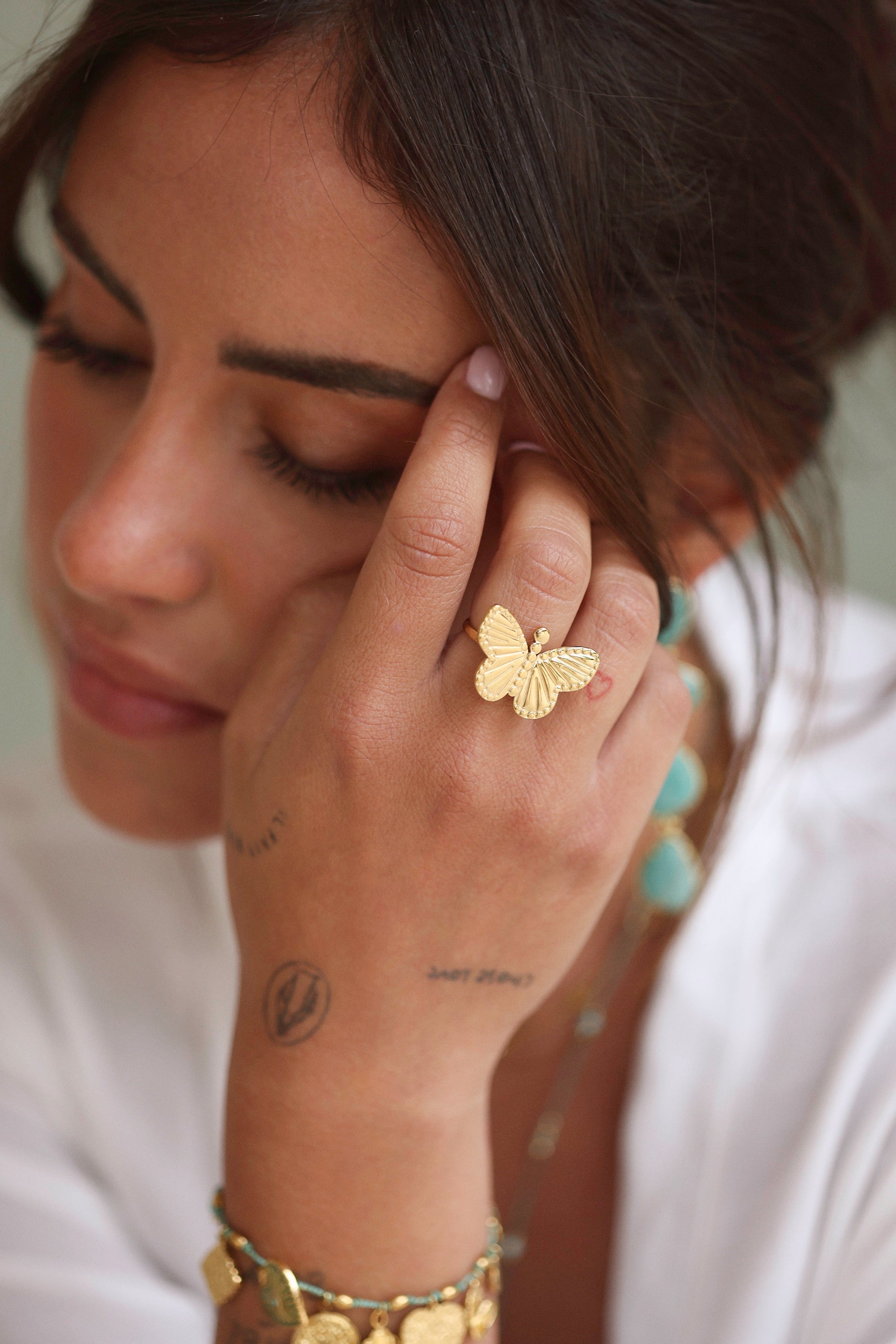 Bague dorée Palma portée