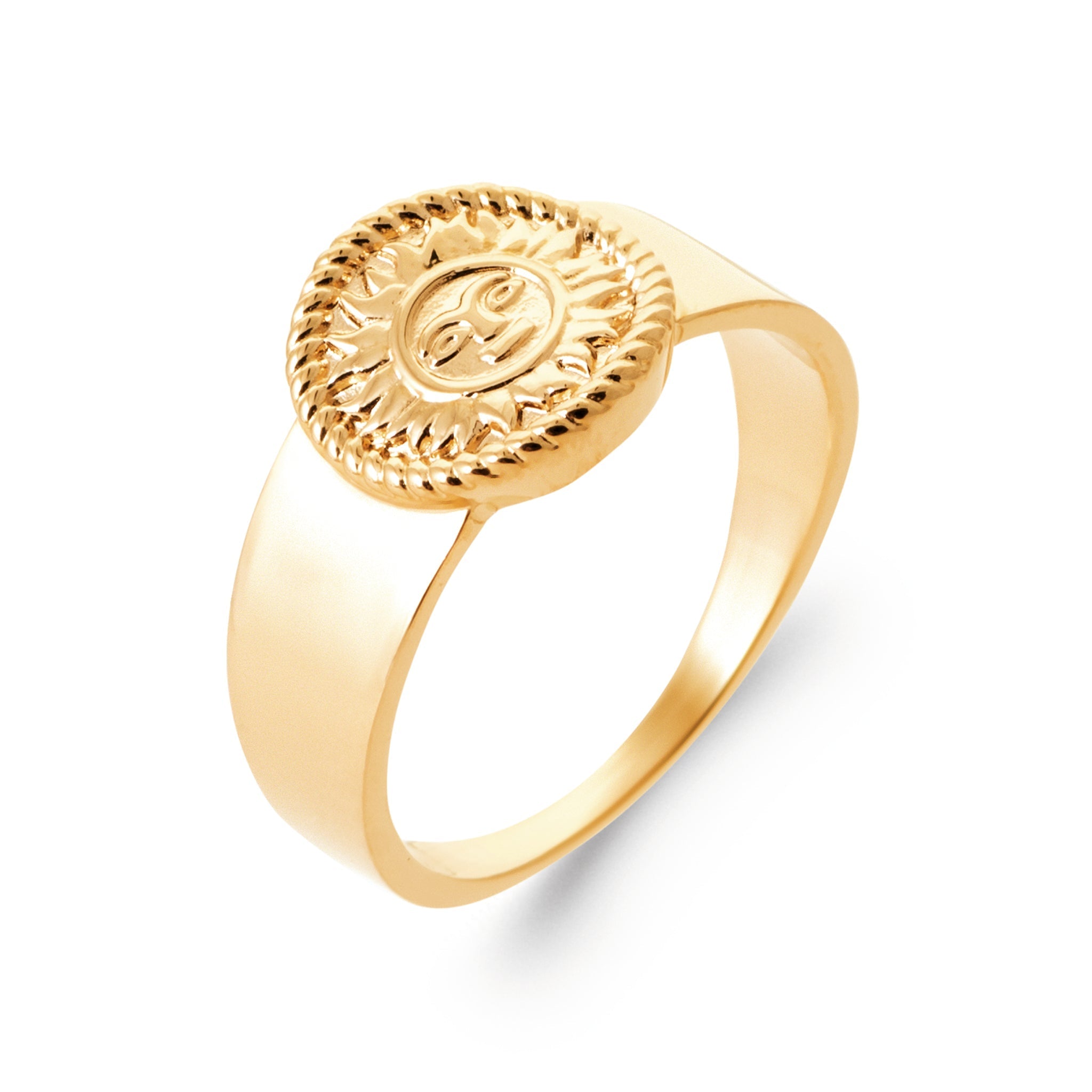 Bague dorée Talei chevalière soleil - Bijou photographié sur fond blanc