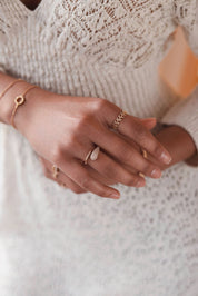 Bague dorée Youri goutte zircons - Bijou porté
