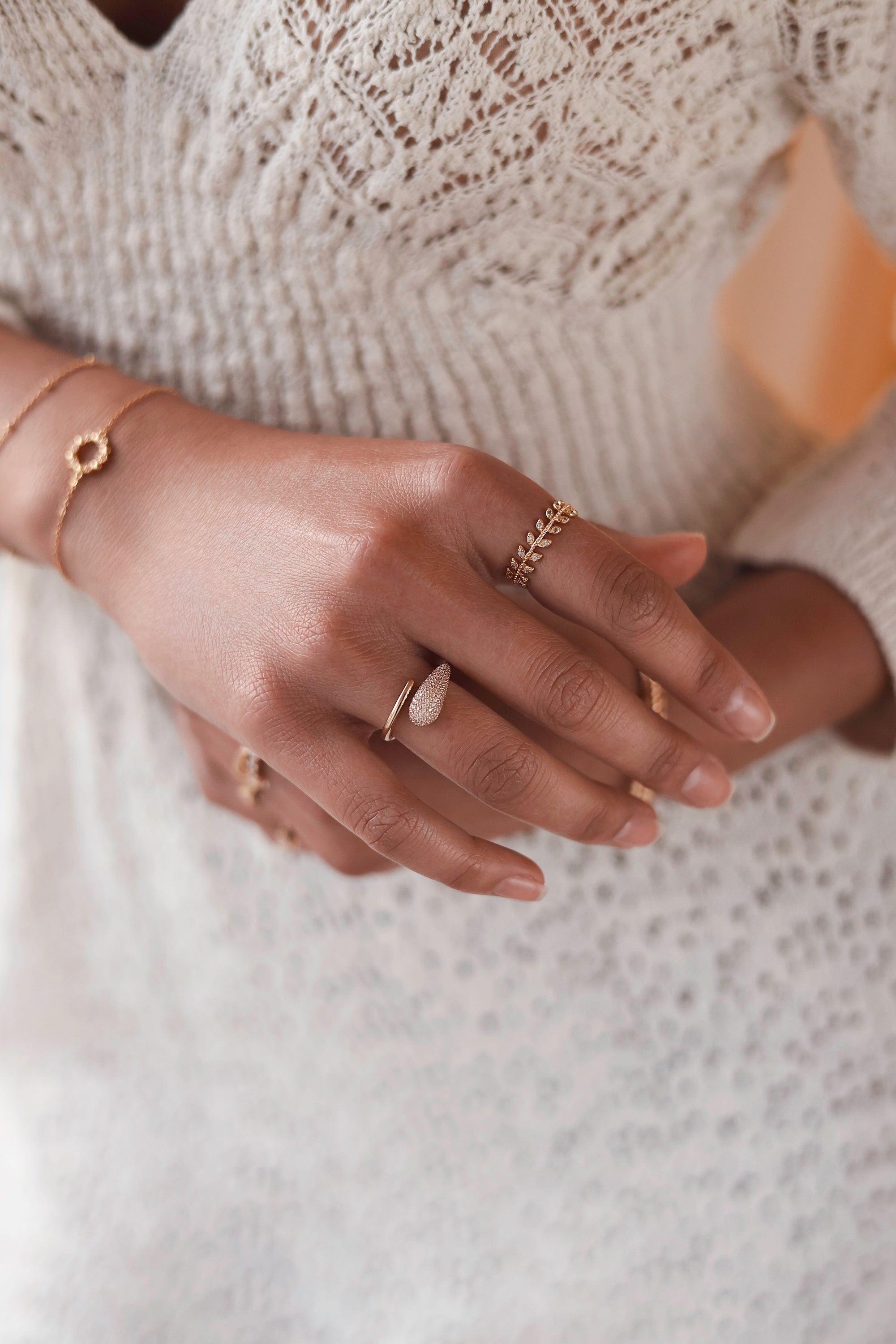 Bague dorée Youri goutte zircons - Bijou porté