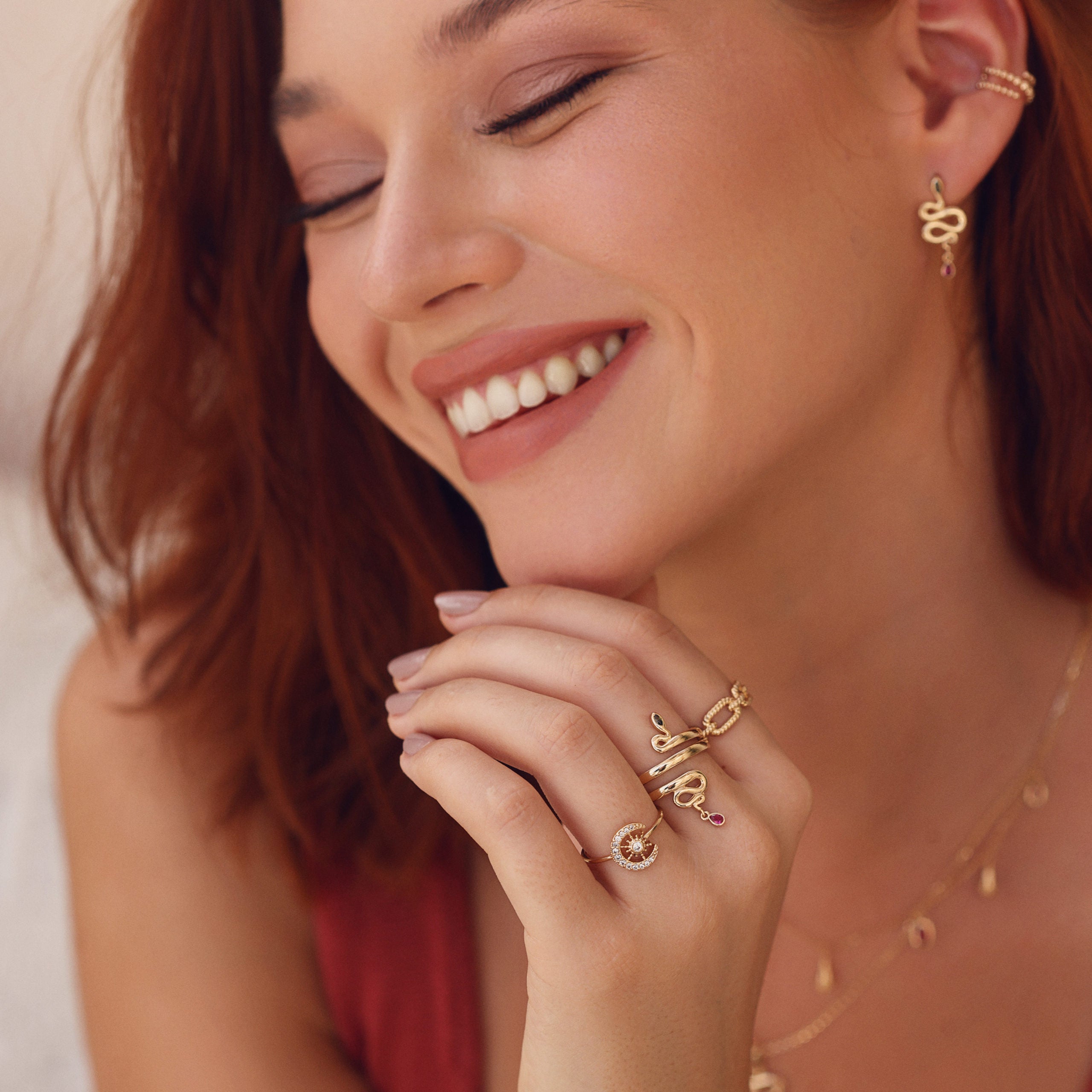 Bague dorée Zoélie soleil et lune zircons - Bijou porté