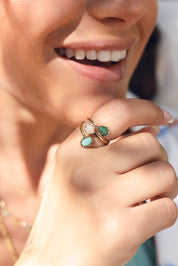 Bague dorée Hallya ajustable ornée de trois pierres - Bijou porté