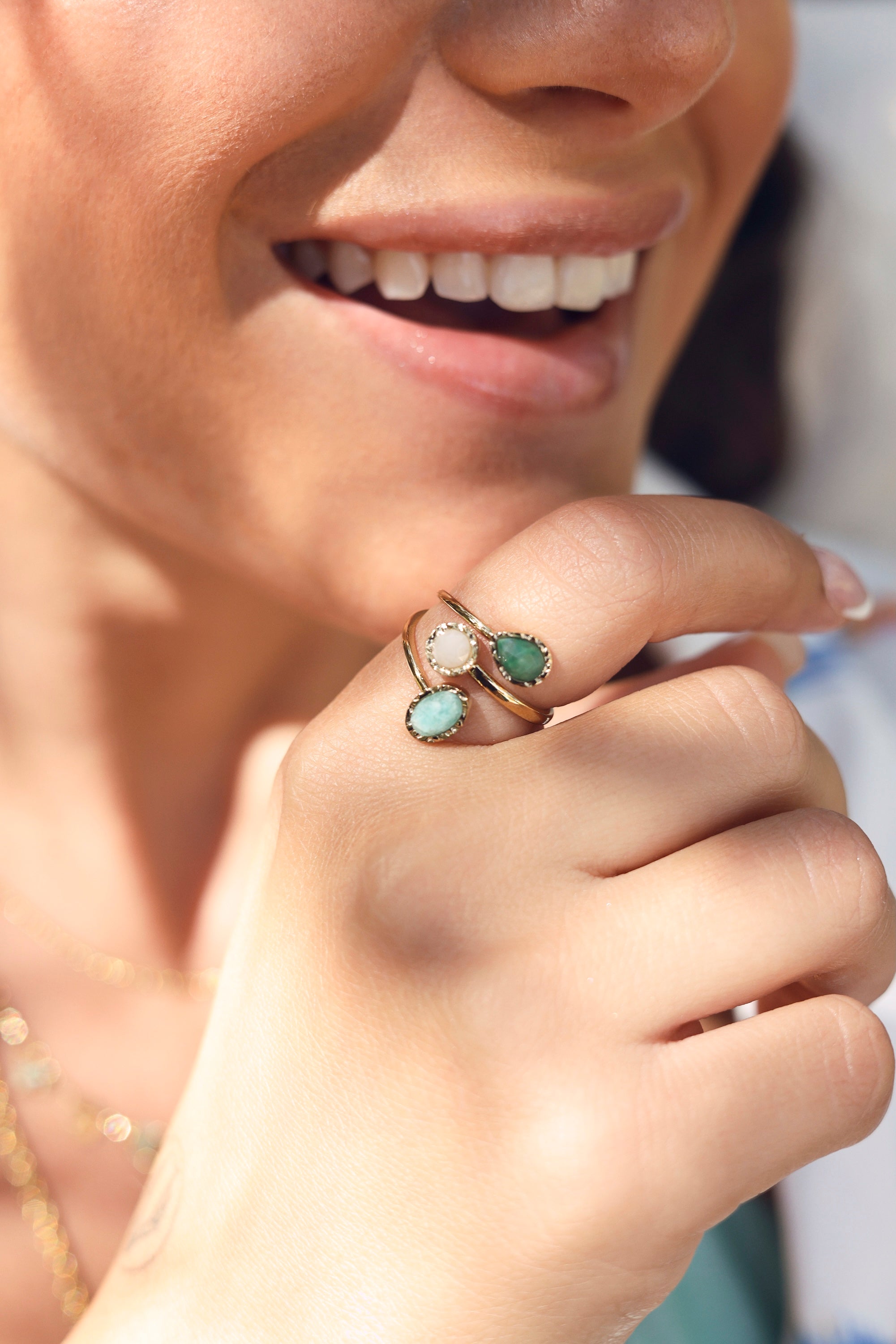 Bague dorée Hallya ajustable ornée de trois pierres - Bijou porté