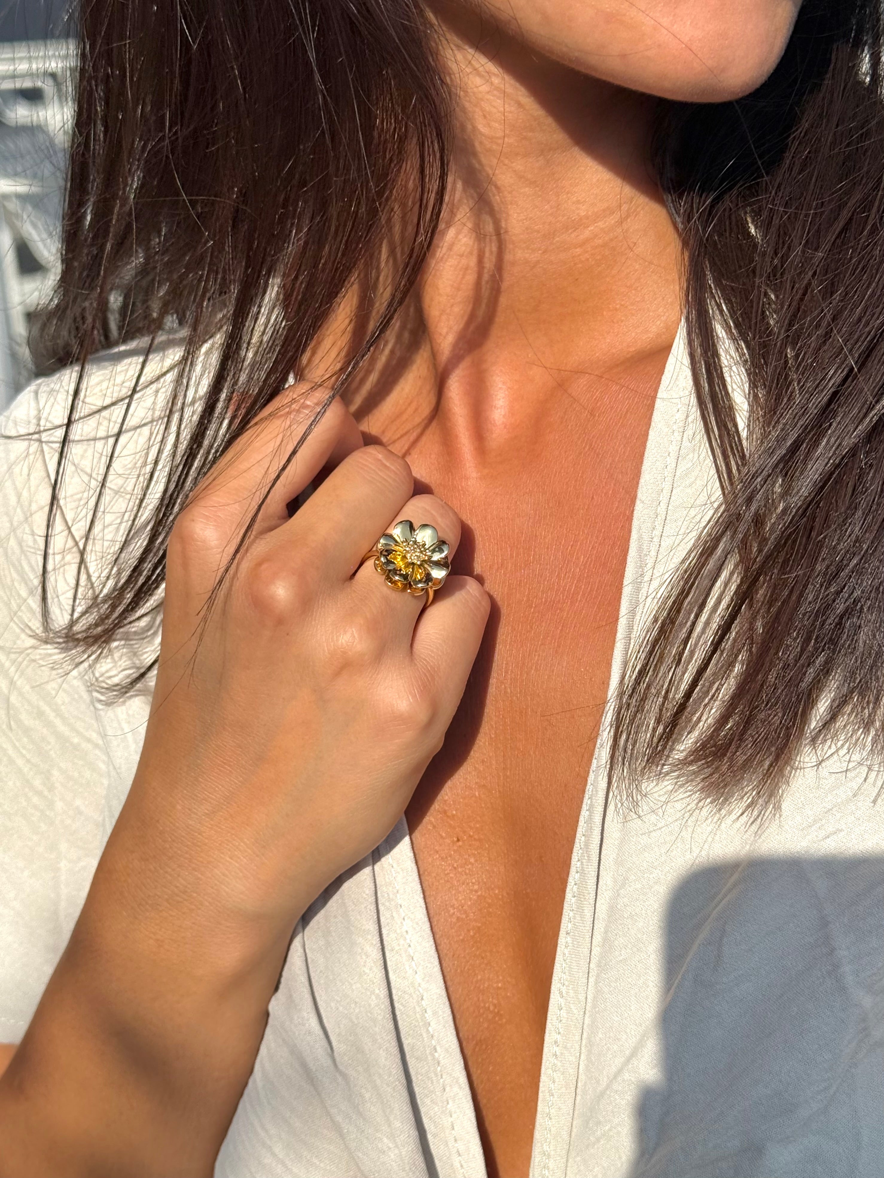  Bague anti-stress dorée Morine ajustable ornée d'une fleur tournante - Bijou porté