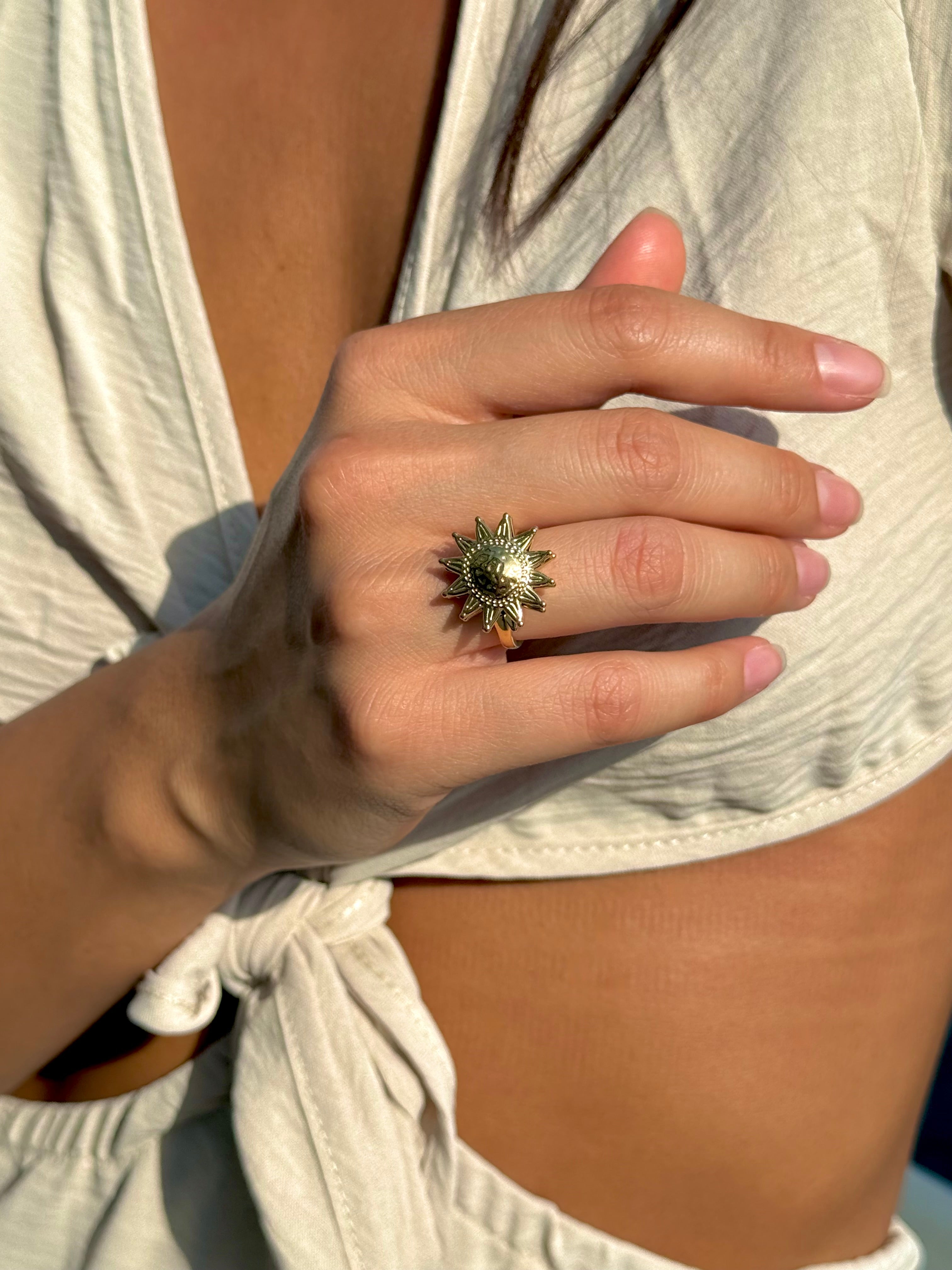 Bague anti-stress dorée Michaela ajustable ornée d'un soleil tournant - Bijou porté
