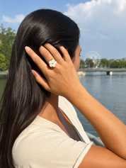 Bague anti-stress dorée Lily ajustable ornée d'une fleur en nacre tournante - Bijou porté
