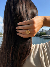 Bague anti-stress dorée Moha ajustable ornée d'une fleur de frangipanier tournante - Bijou porté