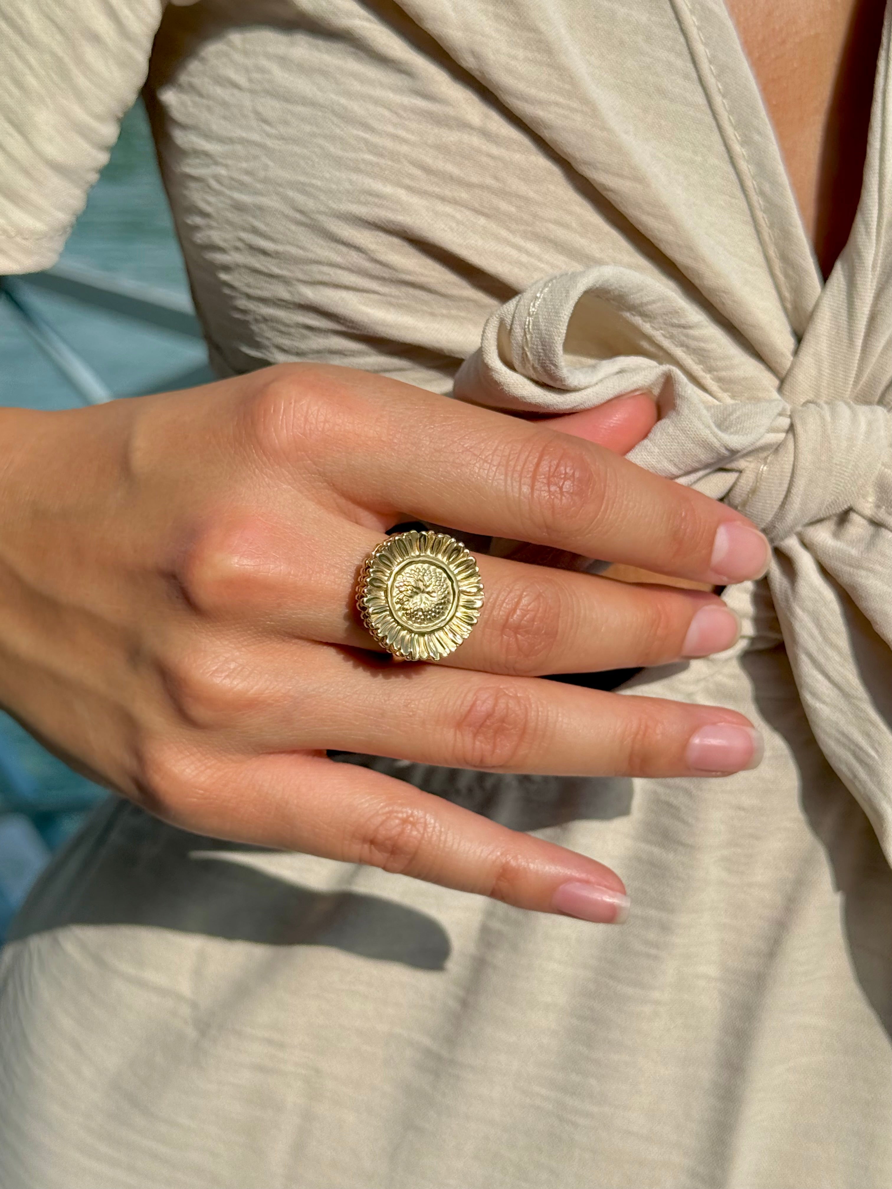 Bague anti-stress Noah dorée ajustable ornée d'un tournesol tournant - Bijou porté