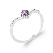 Bague en argent Celma forme de V avec zircon central violet - Bijou photographié sur fond blanc
