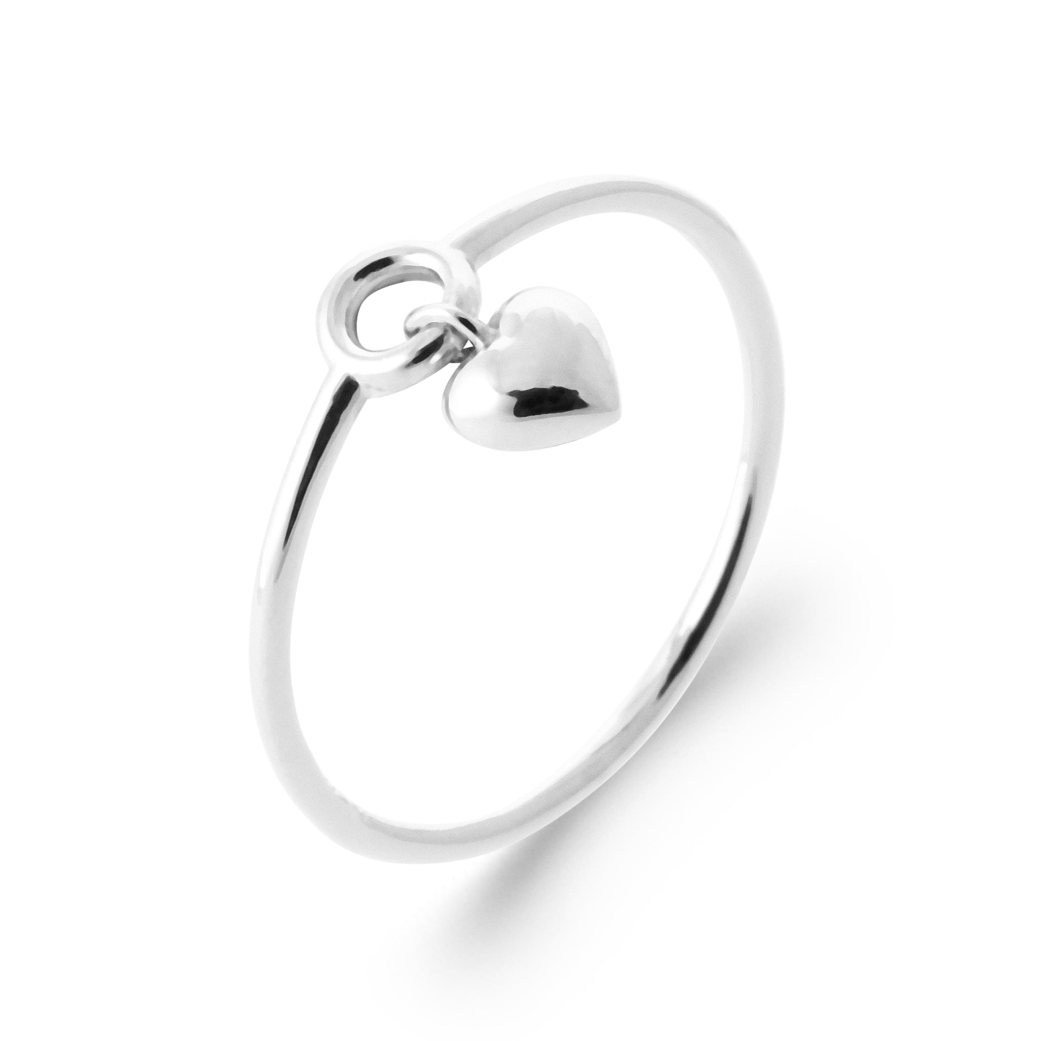 Bague en argent avec pendentif cœur - Bijou photographié sur fond blanc