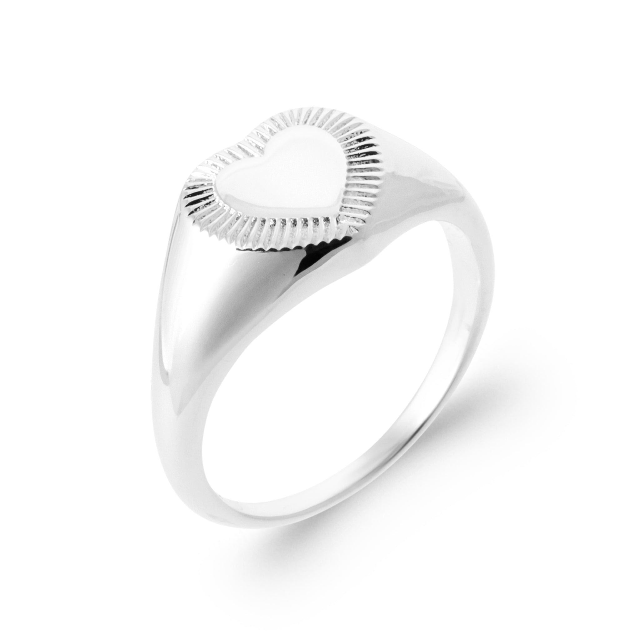 Bague chevalière argent cœur Amour - Bijou photographié sur fond blanc