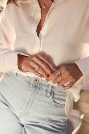 Bague en argent Madysson forme de V sertie de zircons - Bijou porté