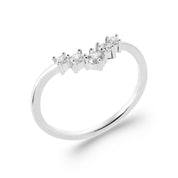 Bague en argent Madysson forme de V sertie de zircons - Bijou photographié sur fond blanc