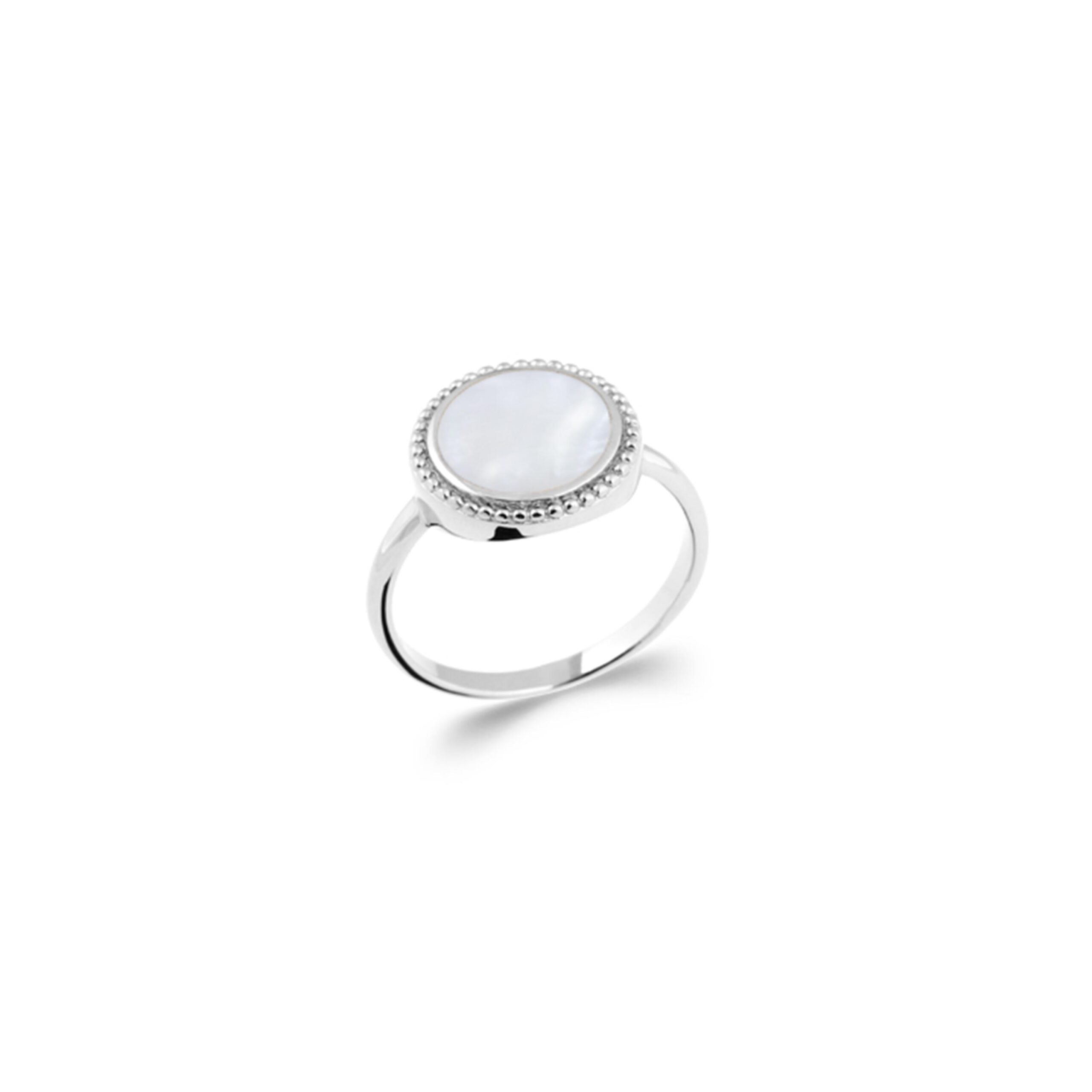 Bague en argent Scarlette ornée d'une pierre ronde en nacre - Bijou sur fond blanc