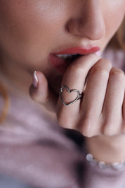 Bague argentée Cupidon en forme de cœur ajouré - Bijou porté