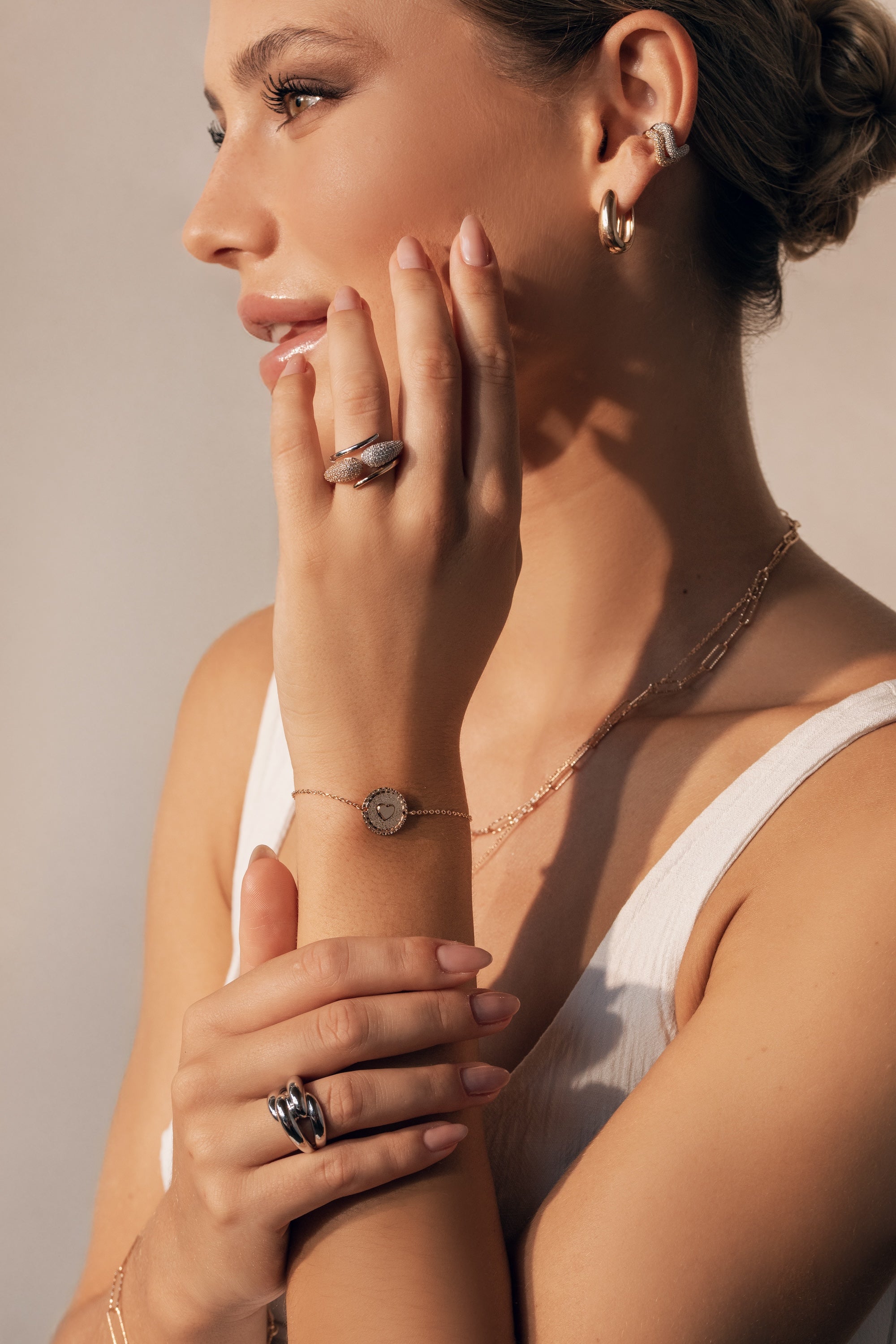 Bague d'oreille Dune en argent en forme de vague sertie de zircons - Bijou porté