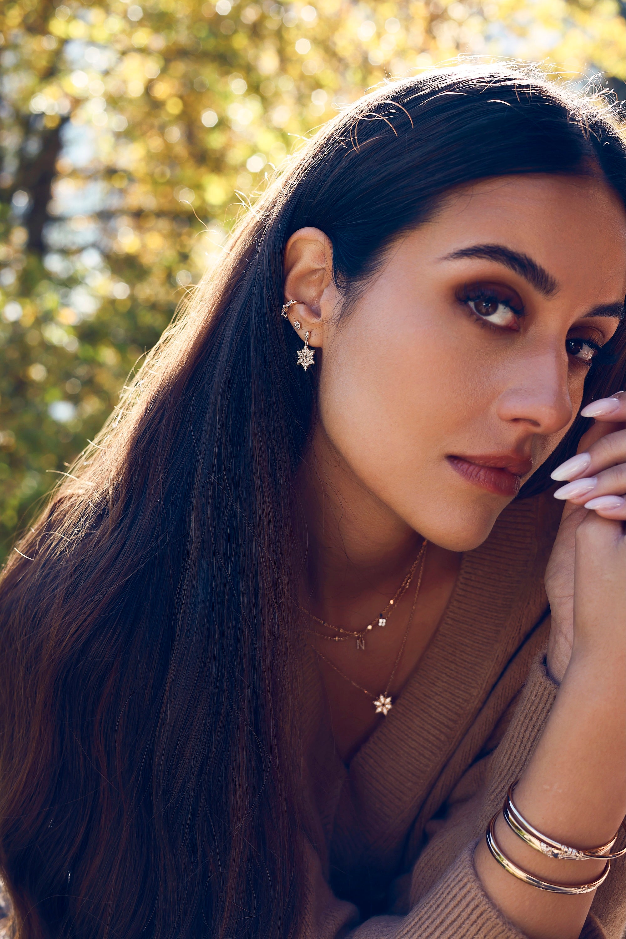 Bague d'oreille dorée Vany avec zircons - Bijou porté