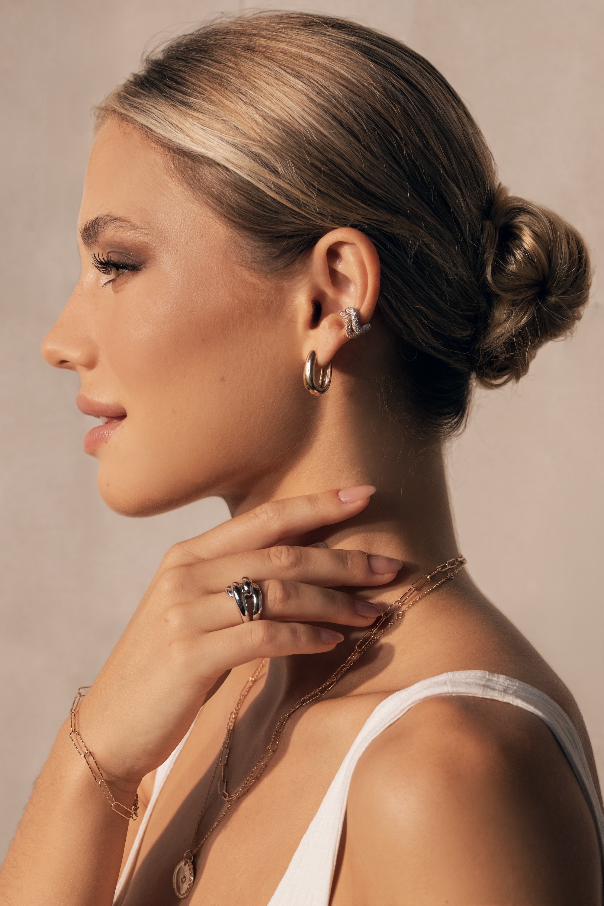 Bague d'oreille dorée Dune en forme de vague sertie de zircons - Bijou porté