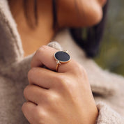 Bague dorée personnalisable pour gravure agate noire Joya - Bijou porté