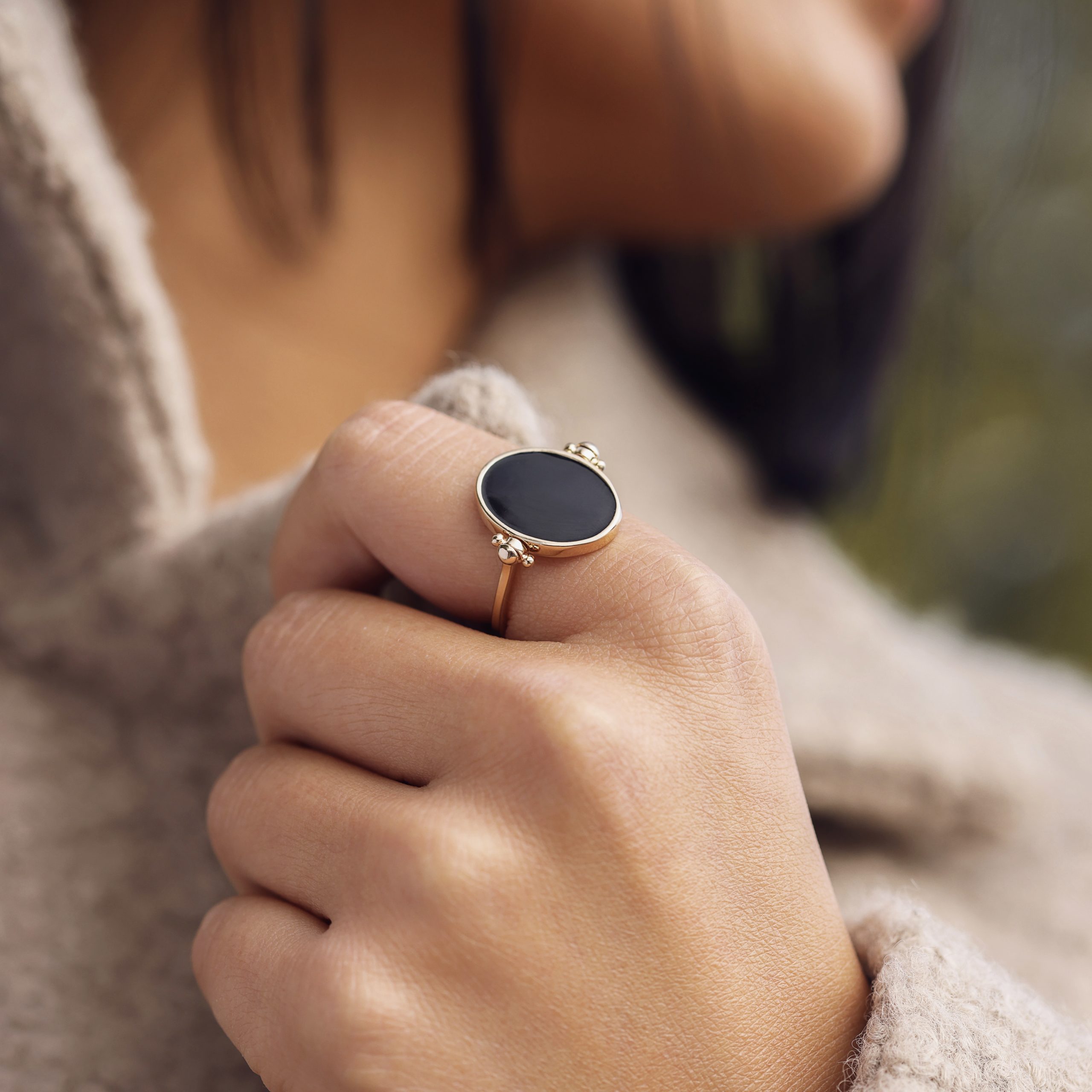 Bague dorée personnalisable pour gravure agate noire Joya - Bijou porté