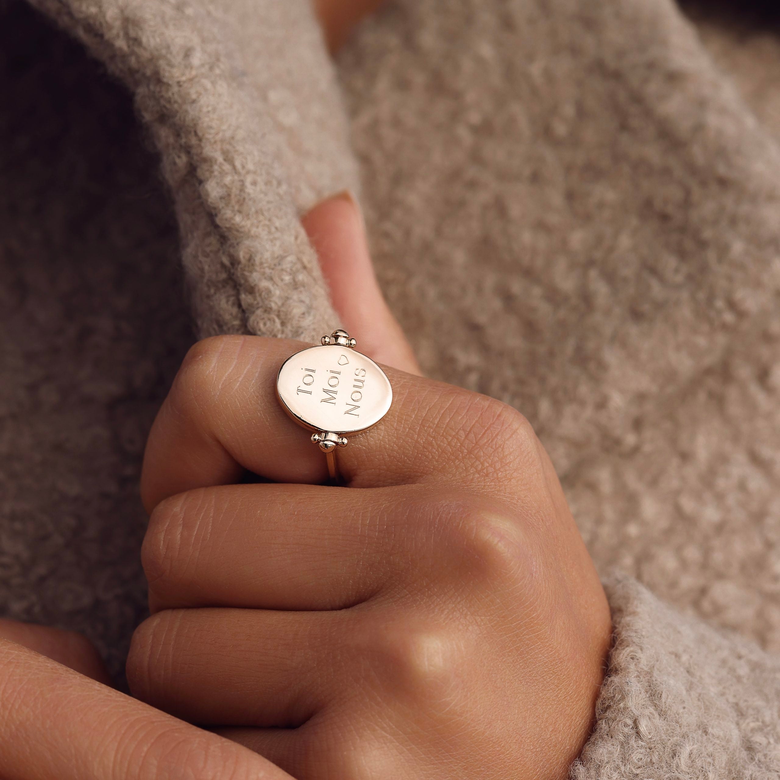 Bague dorée personnalisable pour gravure agate noire Joya - Bijou porté
