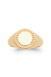 Bague chevalière personnalisable à graver dorée Laura - Bijou photographié sur fond blanc