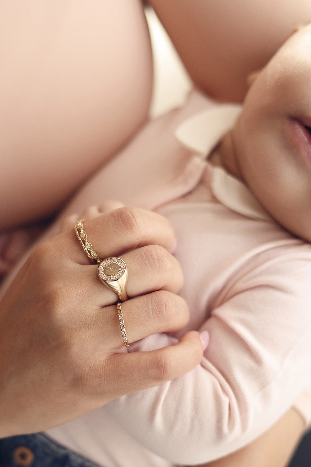 Bague chevalière personnalisable à graver dorée Lana - Bijou porté