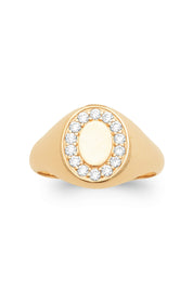 Bague chevalière personnalisable à graver dorée Lana - Bijou sur fond blanc
