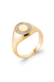 Bague chevalière personnalisable à graver dorée Lana - Bijou sur fond blanc