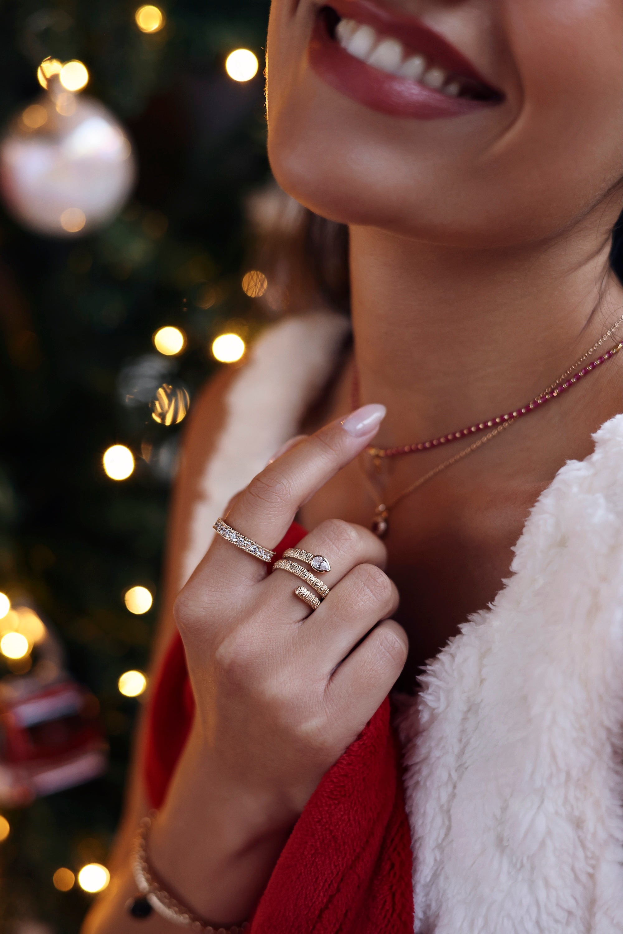 Bague dorée Abi zircon en spirale texturée ornée d'un zircon - Bijou porté