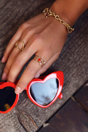 Bague dorée Annie trefle multi effet triple anneau ornée de trèfles roses, rouges et blancs - Bijou porté