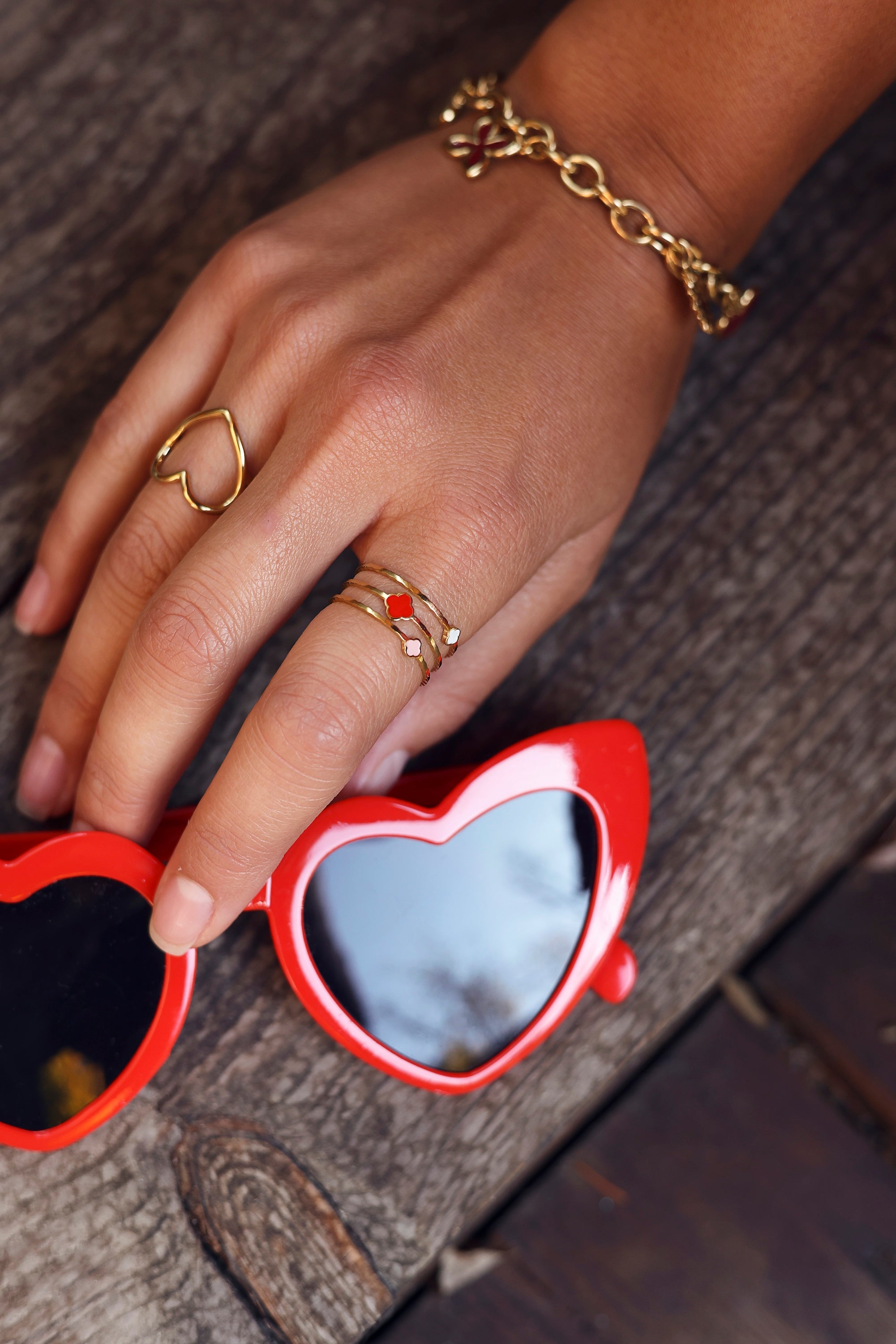 Bague dorée Annie trefle multi effet triple anneau ornée de trèfles roses, rouges et blancs - Bijou porté