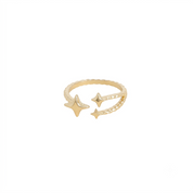 Bague dorée Fynn ajustable ornée d'étoiles - Bijou sur fond blanc