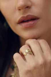Bague dorée Ginkgo ajustable ornée de feuilles de ginkgo - Bijou porté
