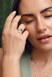 Bague dorée Hallya agate blanche ajustable ornée de trois pierres - Bijou porté