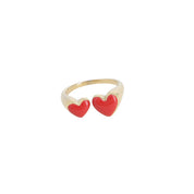  Bague dorée Ivanie rouge ornée de deux cœurs rouges - Bijou photographié sur fond blanc