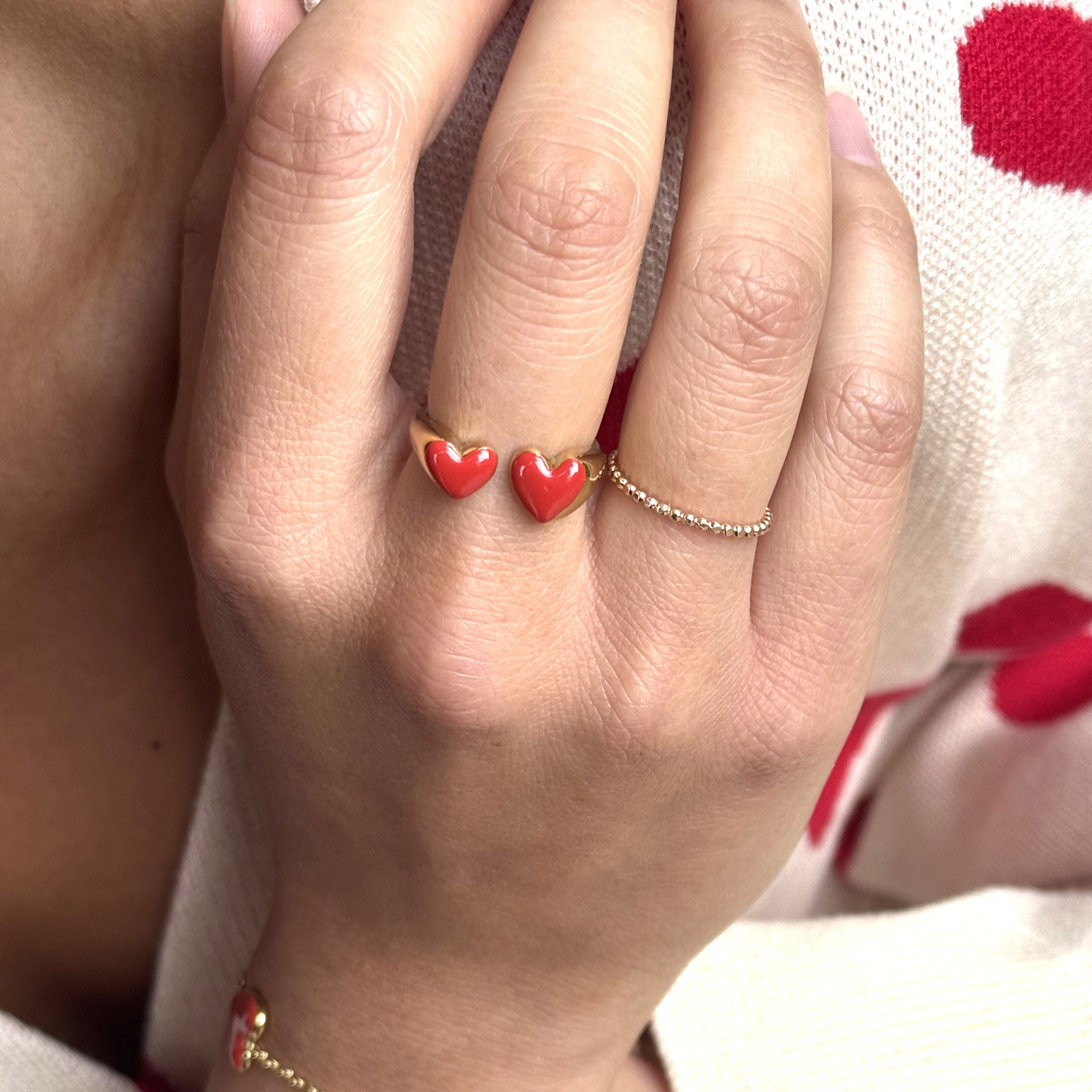  Bague dorée Ivanie rouge ornée de deux cœurs rouges - Bijou porté