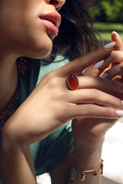 Bague dorée Joah cornaline ajustable ornée d'une pierre ovale - Bijou porté