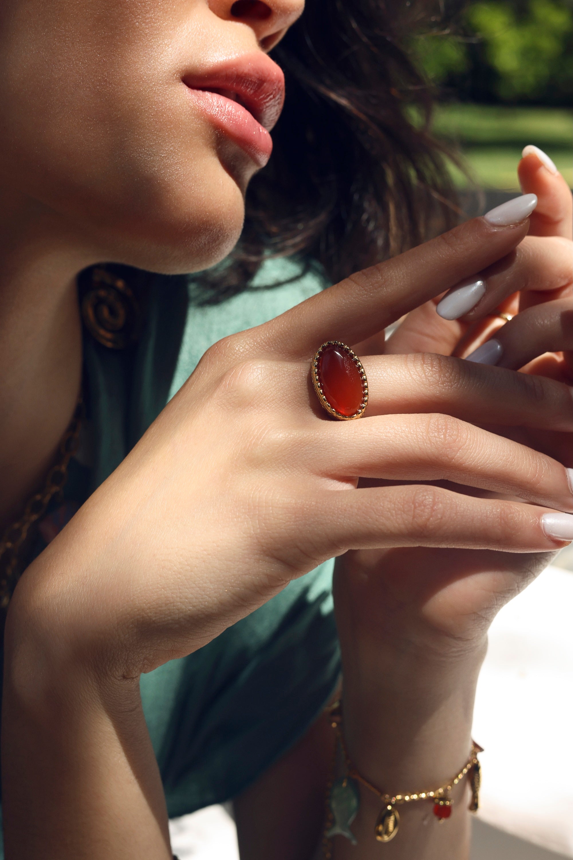Bague dorée Joah cornaline ajustable ornée d'une pierre ovale - Bijou porté